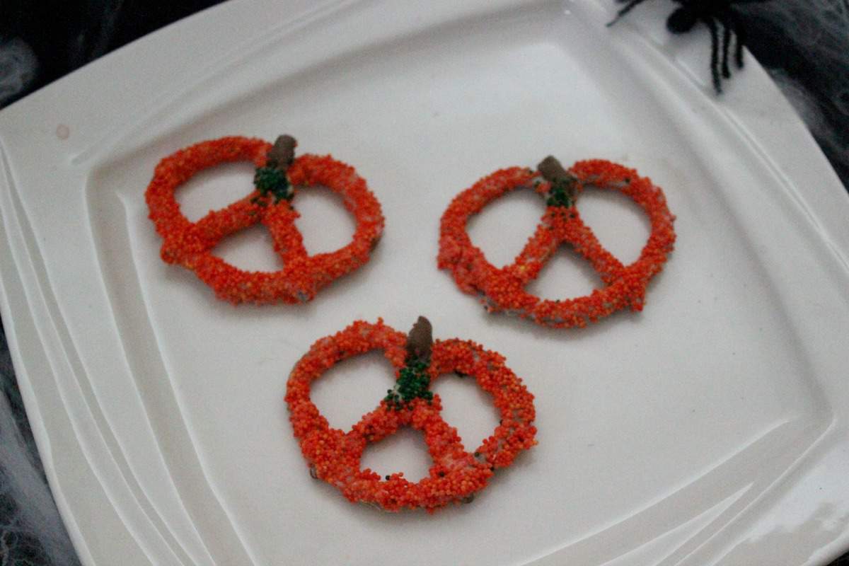 Pumpkin Pretzels Halloween DIY Snacks.