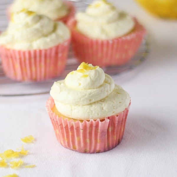 https://jessicainthekitchen.com/wp-content/uploads/2014/03/Lemon-Cupcakes-with-Whipped-Buttercream-Frosting-3.jpg