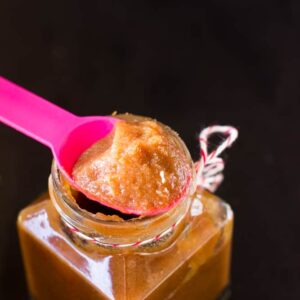 A pink spoon with date syrup.