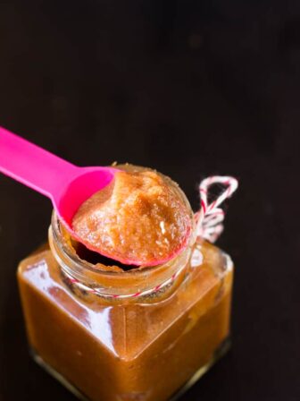A pink spoon with date syrup.