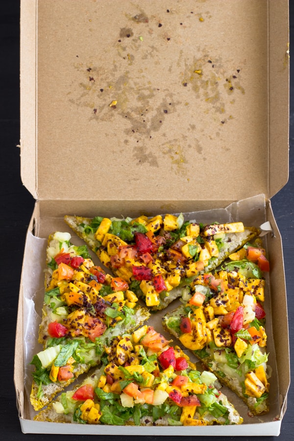  Vegan pizza in a pizza box.
