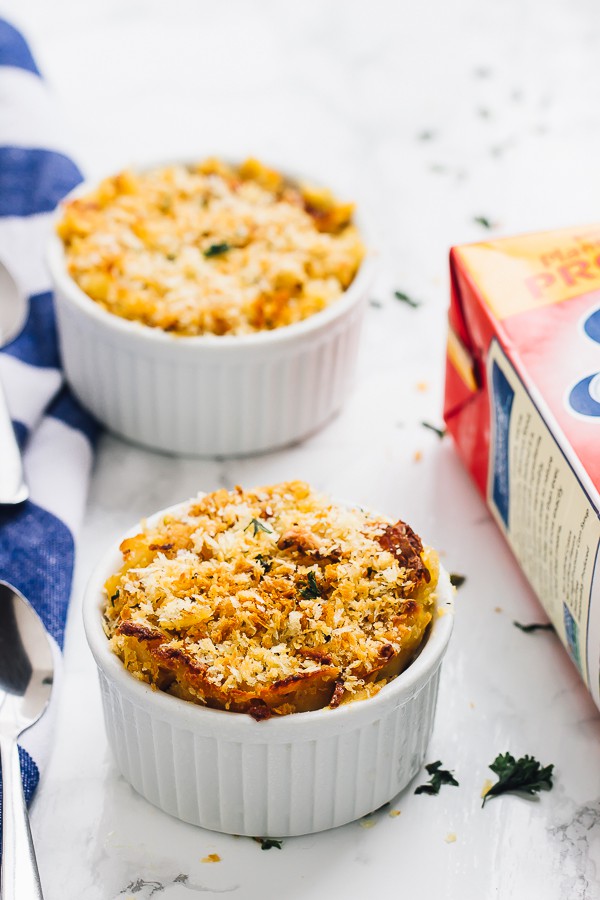 Two ramekins with vegan baked pumpkin mac and cheese.