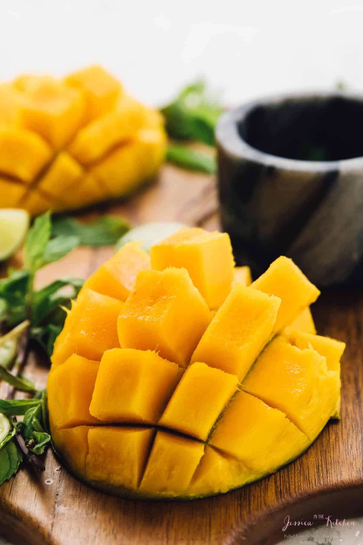 Cubed mango på et trebrett.