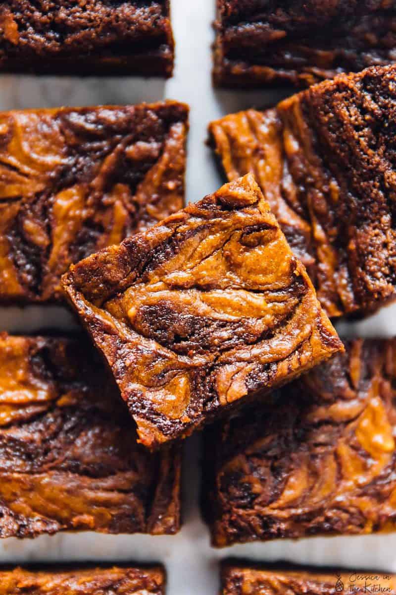 Toma aérea de brownies veganos en una mesa. 