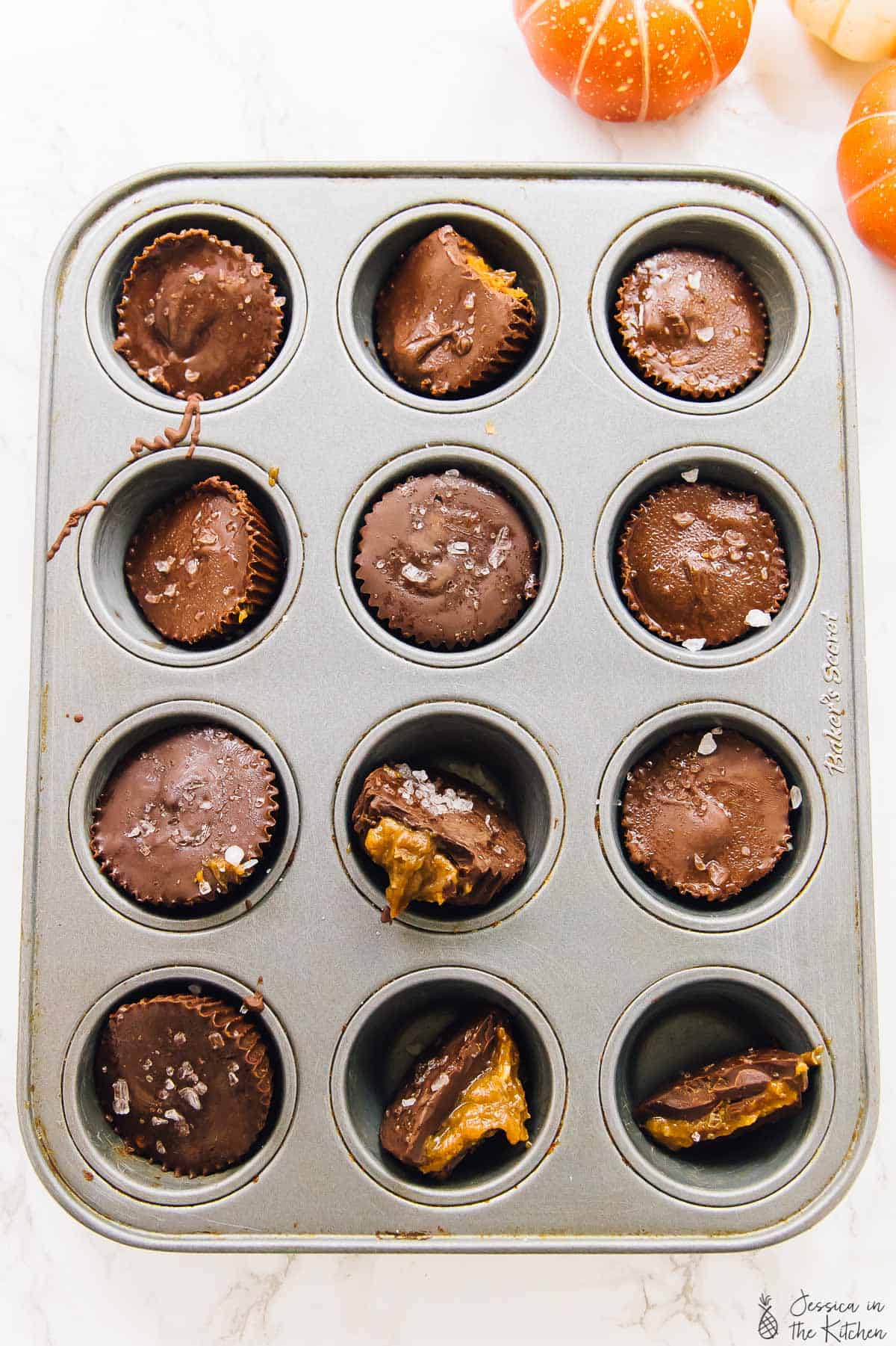 Salted Caramel Chocolate Cups (4 Ingredients) - Creme De La Crumb