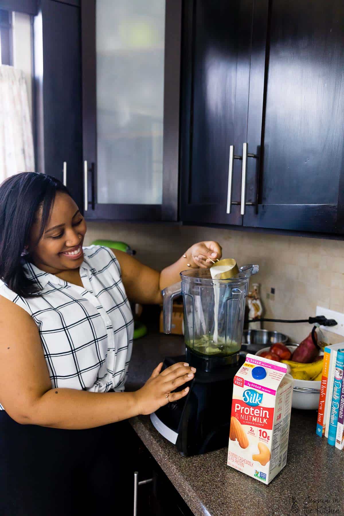 Jessica making a smoothie in her kitchen.