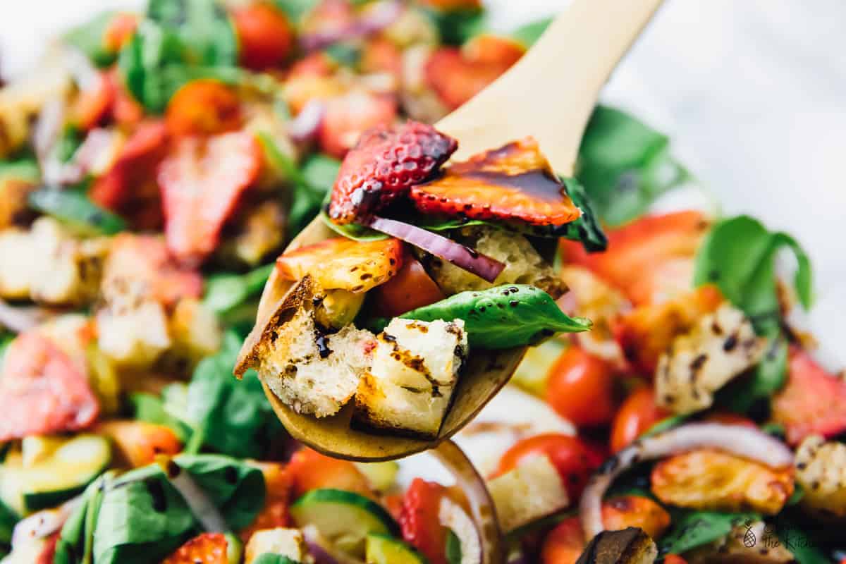 This Strawberry Panzanella Salad is made with only 6 main ingredients and is SO delicious! It’s perfect for any get togethers, parties or even a delicious lunch or dinner! via https://jessicainthekitchen.com #sponsored #eatlocallygrown #savorsummer #vegan #glutenfree #panzanellasalad #vegansalad #panzanella #vegetarian #memorialday #summer #spring #easyrecipes