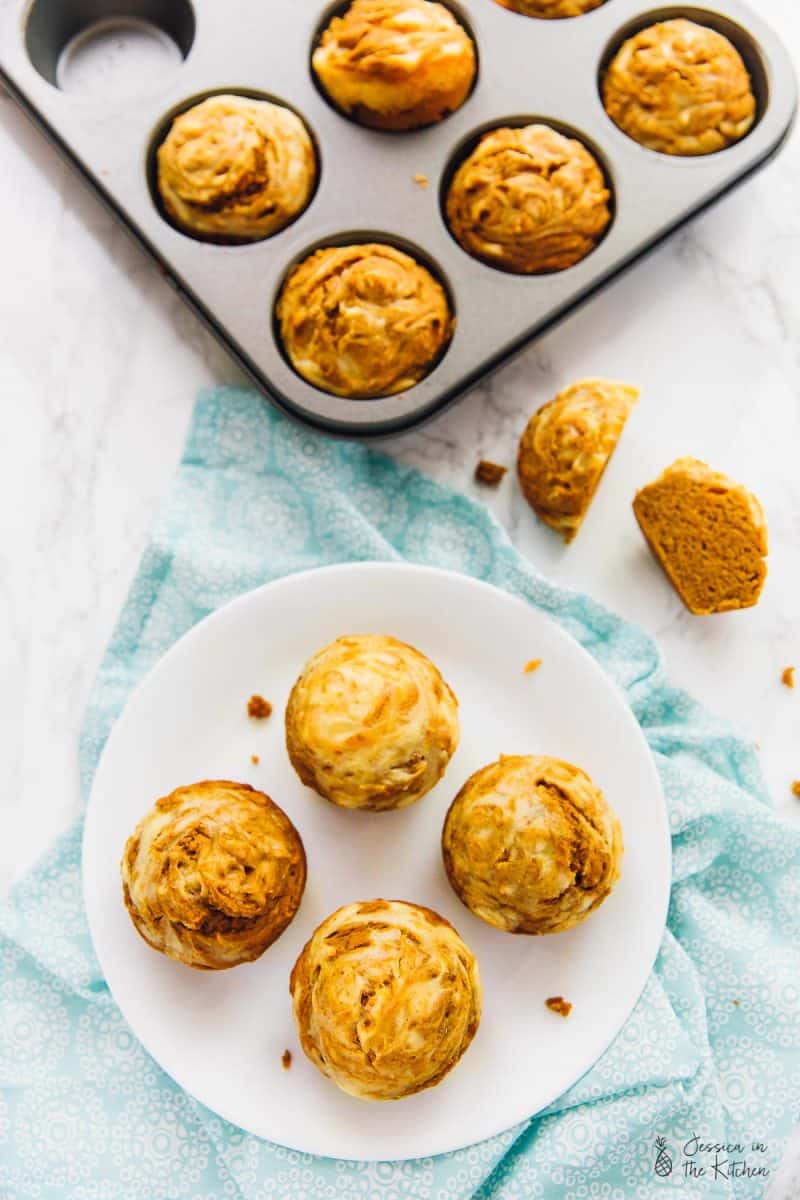 Ovanifrån och ner vy av veganska muffins. 