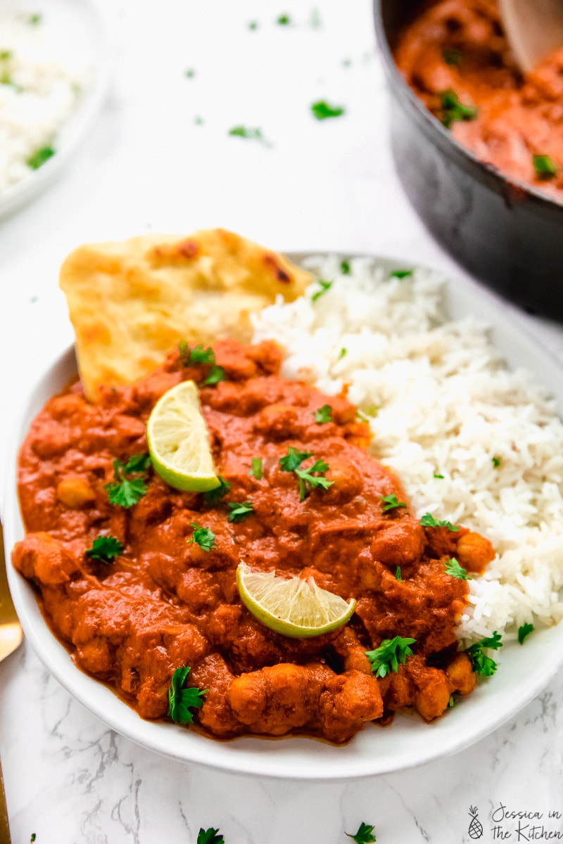 Yikka masala na talíři s rýží a naan chlebem pod úhlem.