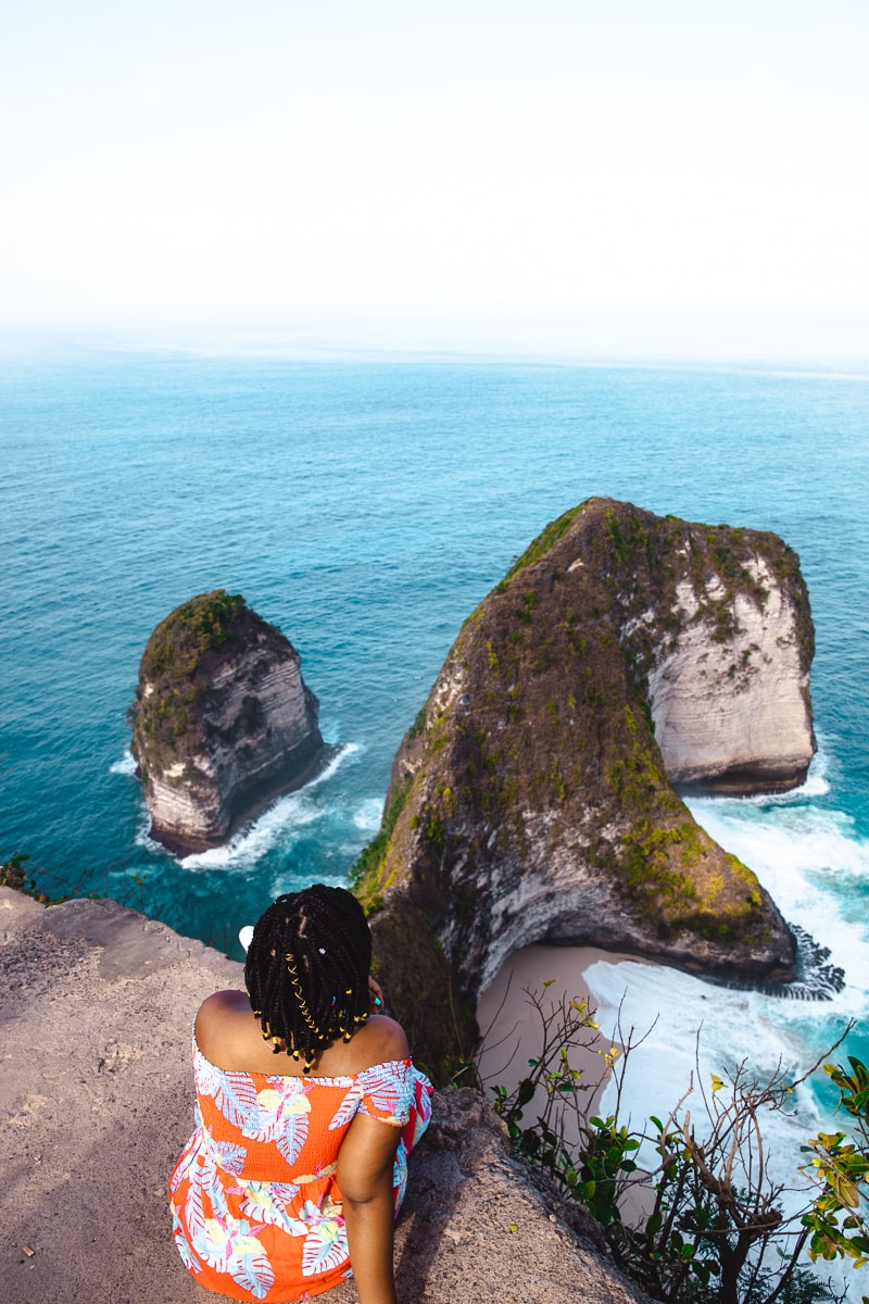 Jessica sat on a cliff edge, overlooking the sea. 