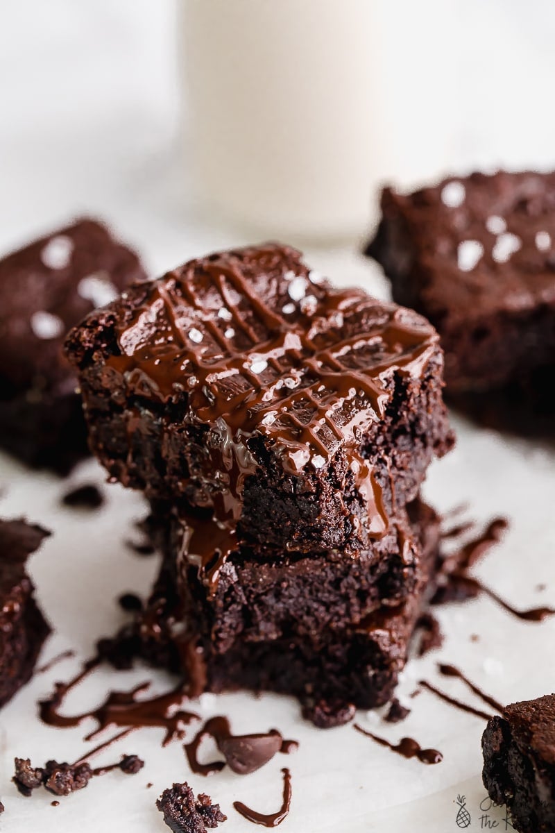 Deux brownies végétaliens à la farine d'amande empilés les uns sur les autres.