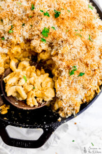 Close up shot of Mac and cheese in a cast iron.