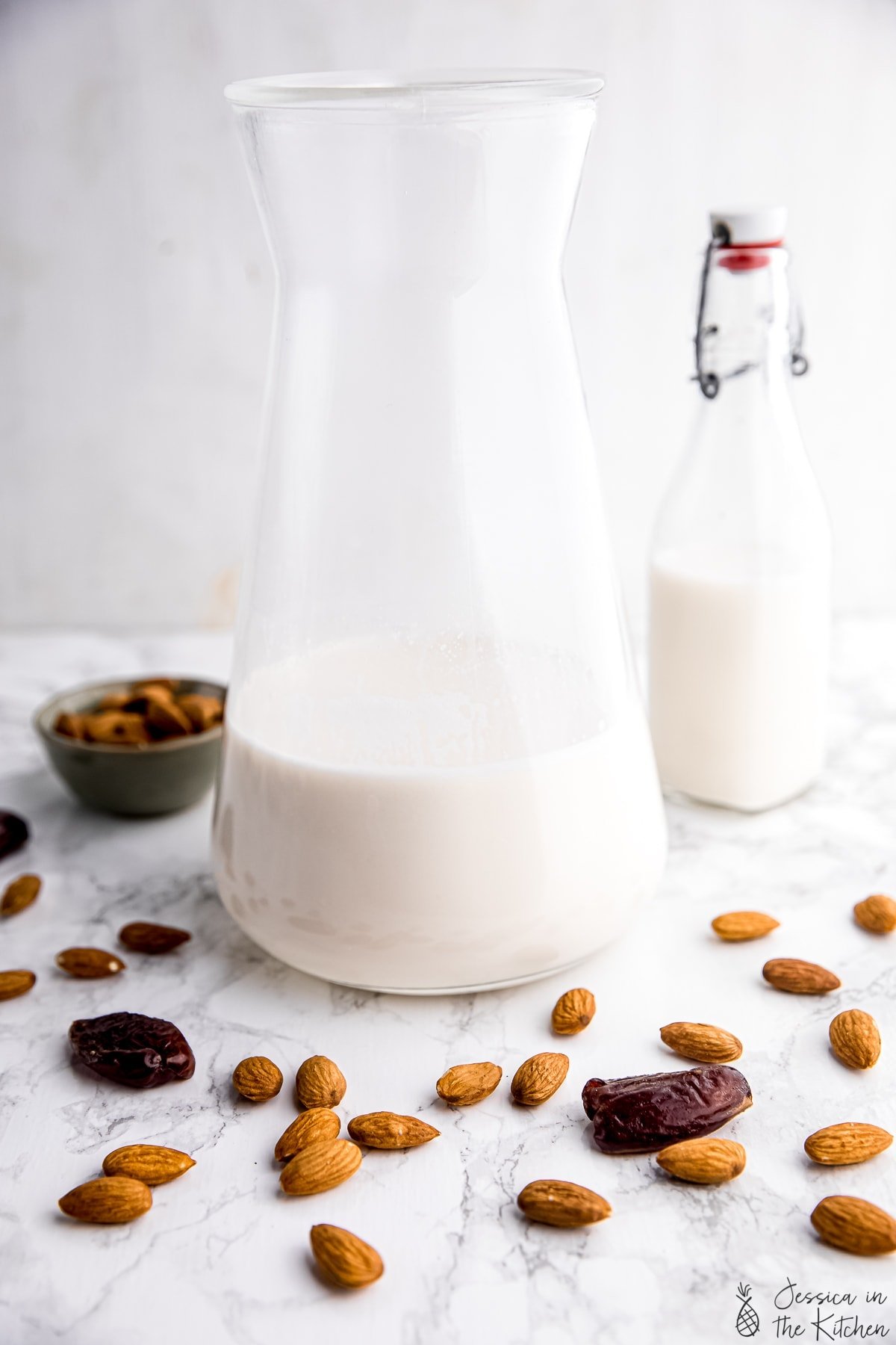 Here’s how to make almond milk at home, step-by-step! It’s smooth, creamy, and you can easily customise it to your tastes. Carafe of homemade almond milk