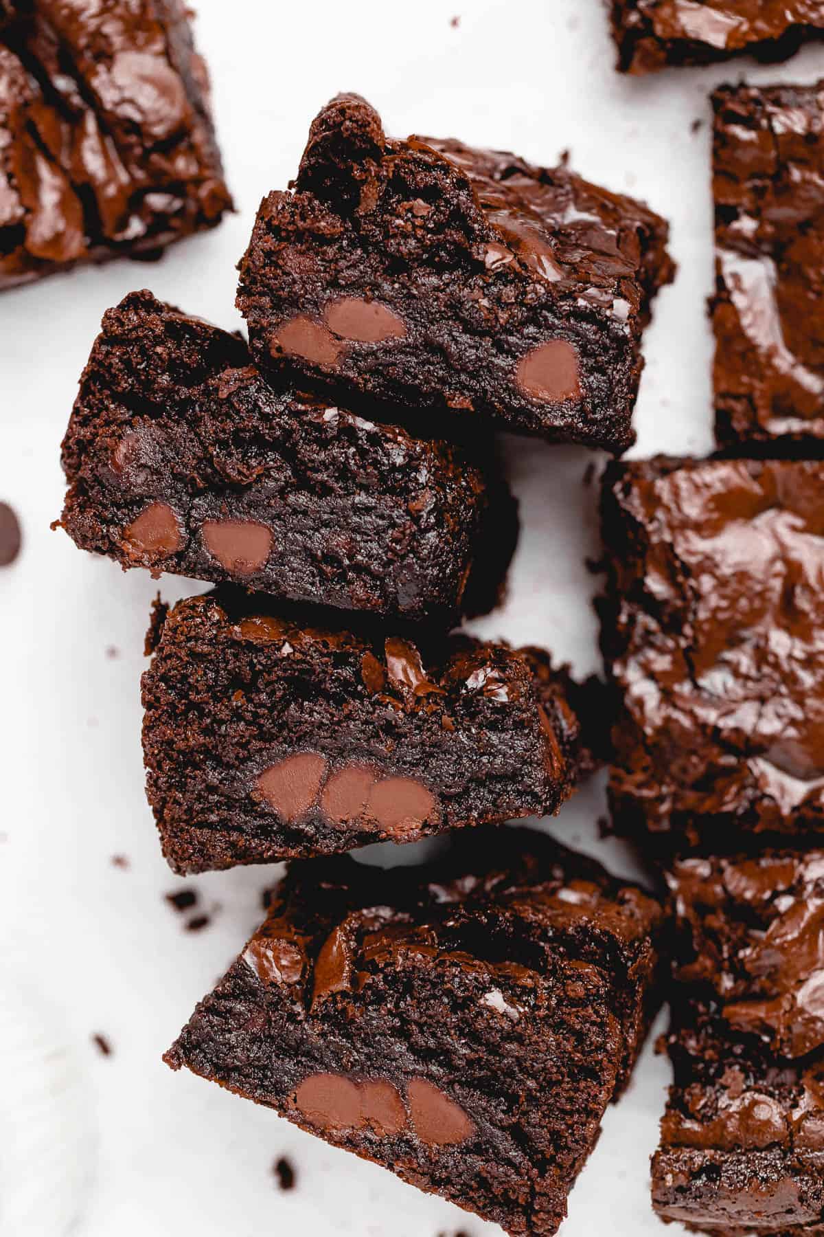 four brownies stacked sideways surrounded by other brownies