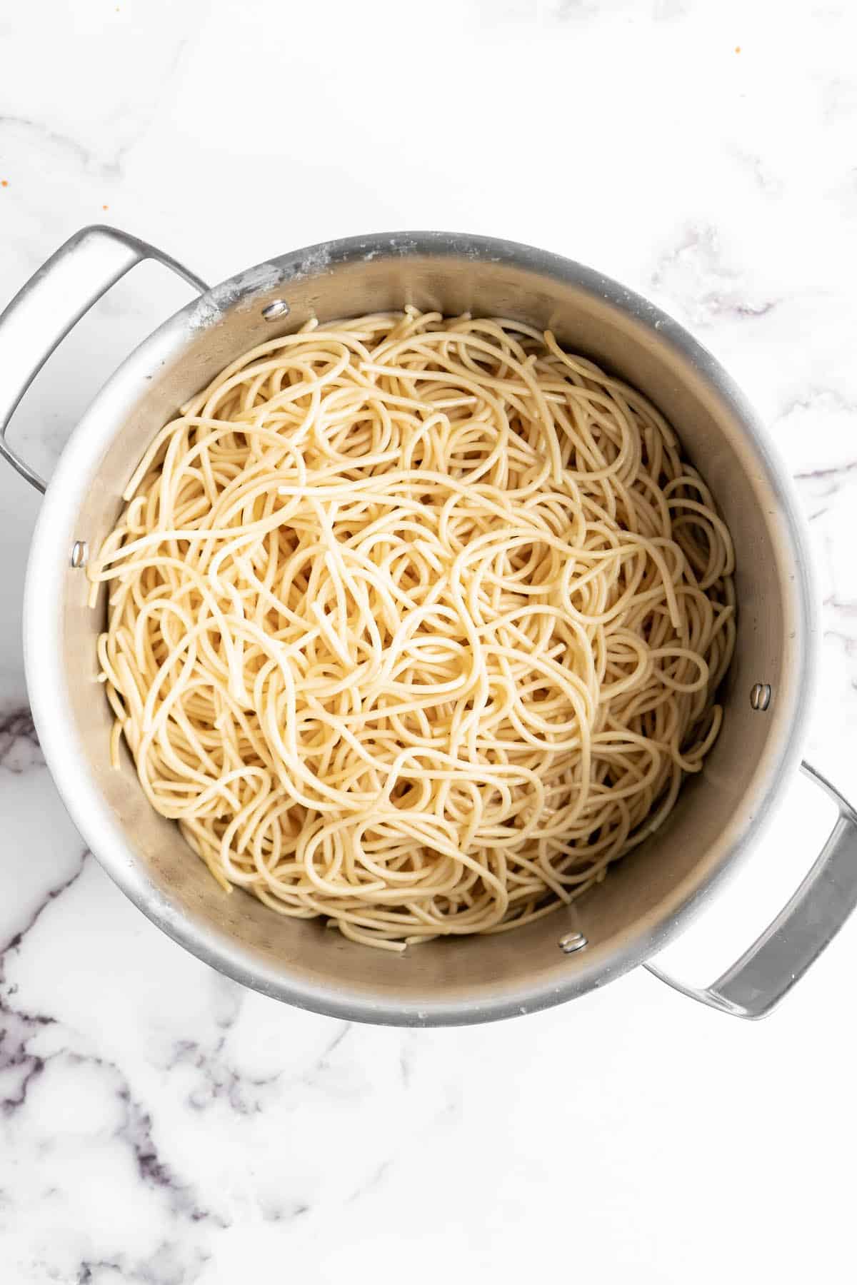 Cooked spaghetti in pan