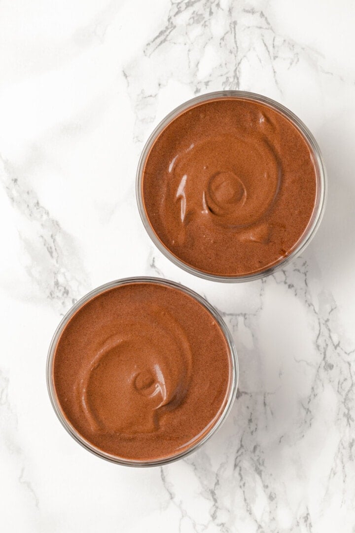 Vegan protein pudding in 2 bowls