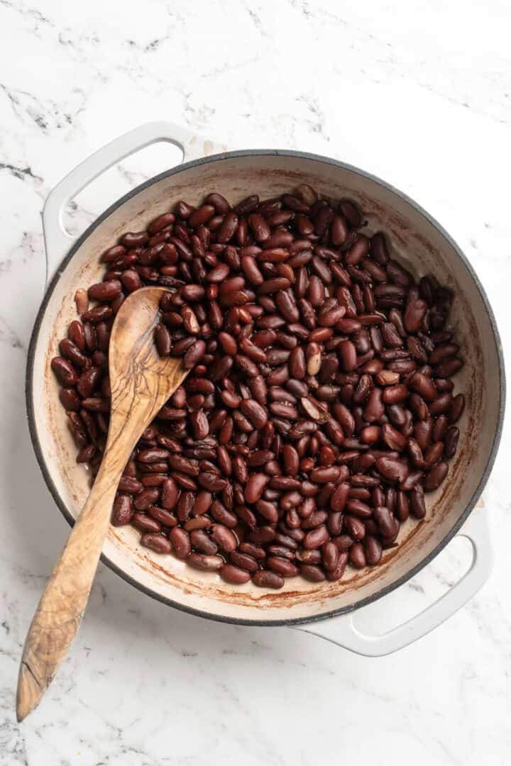 Kidney beans in pan