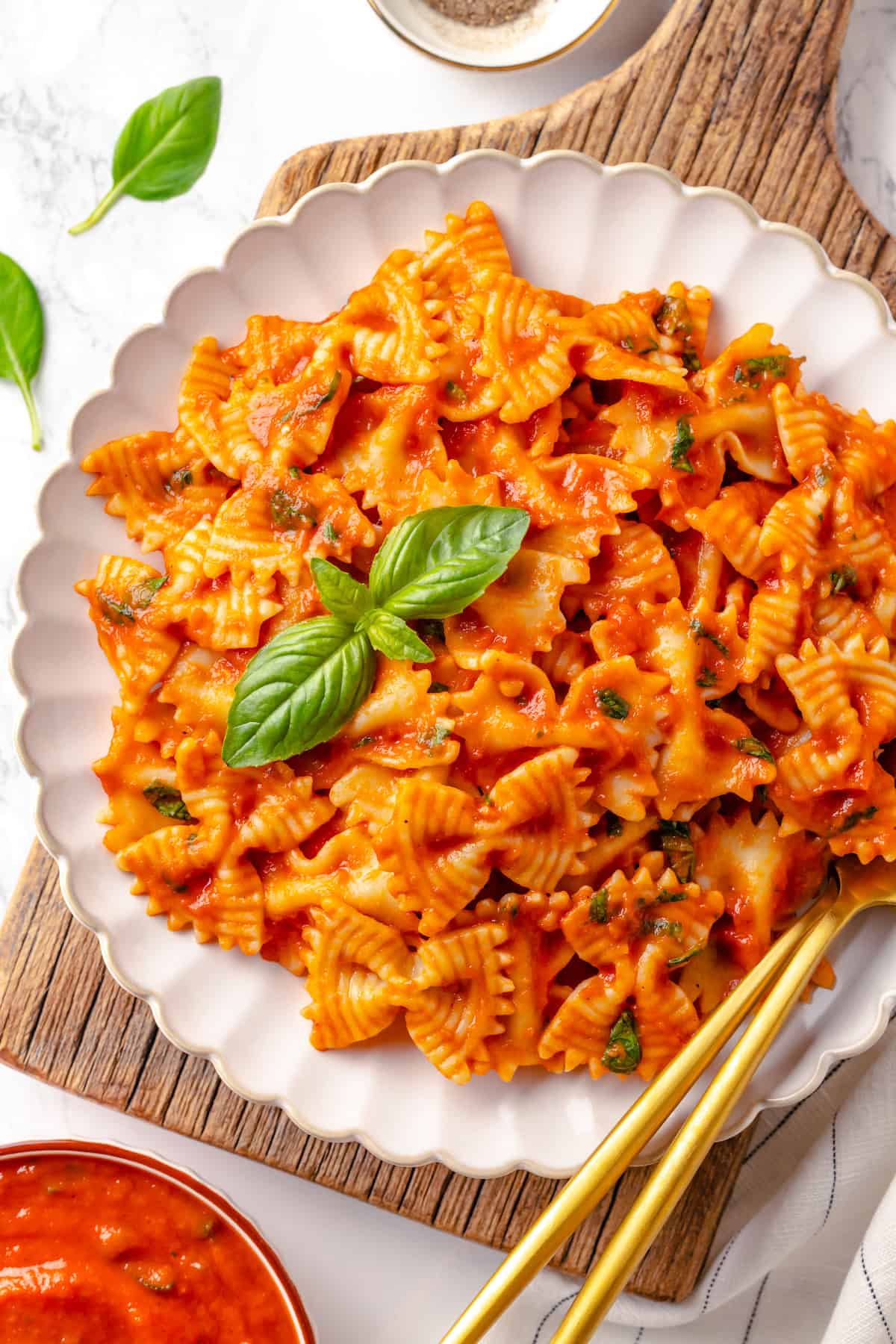 Overhead view of pasta with pomodoro sauce on plate