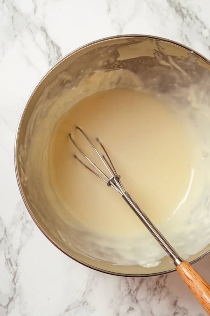 Melted white chocolate in bowl