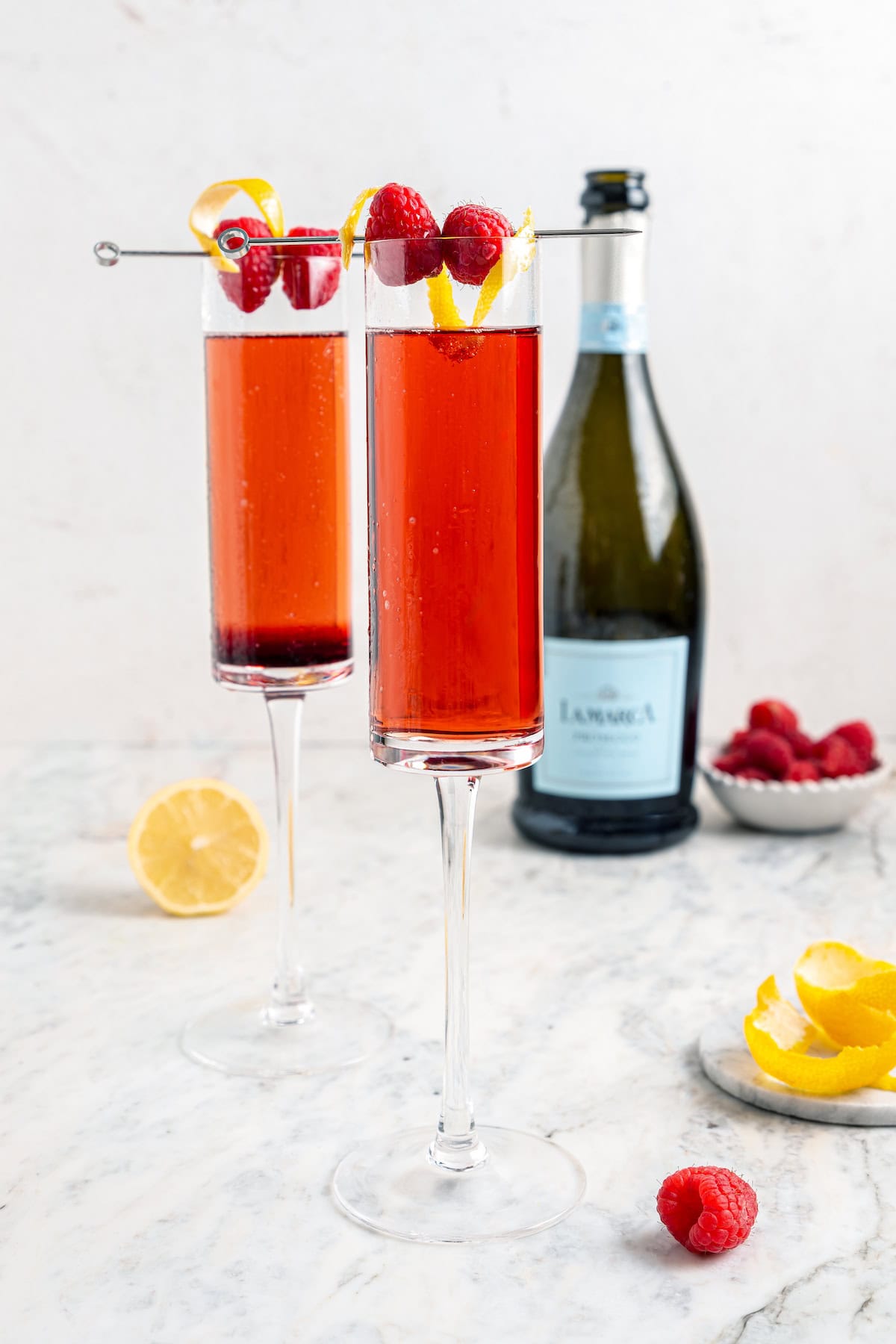 Kir royale in 2 champagne flutes