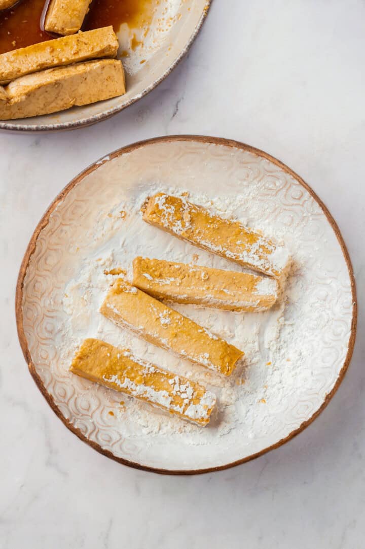 Coating tofu in cornstarch