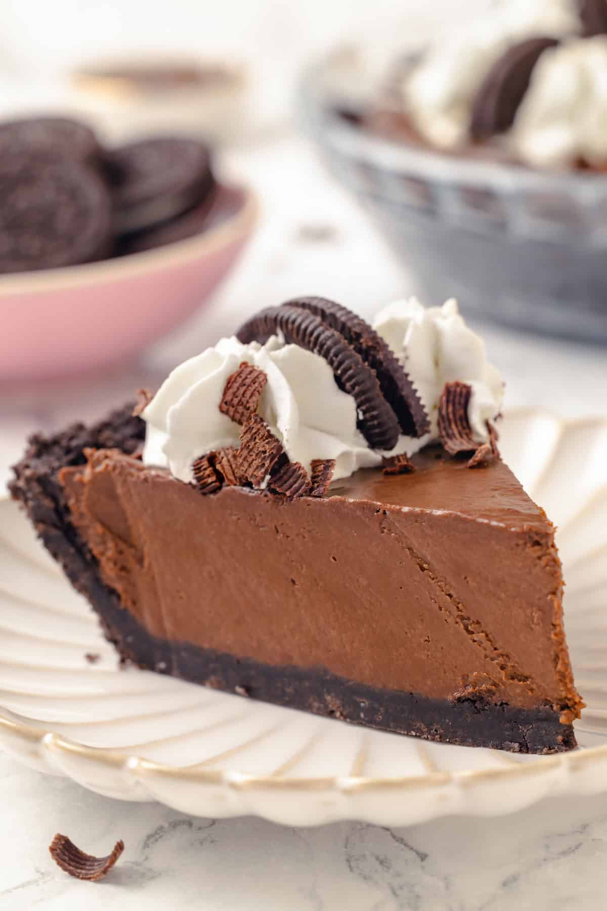 Side view of chocolate mousse pie on plate