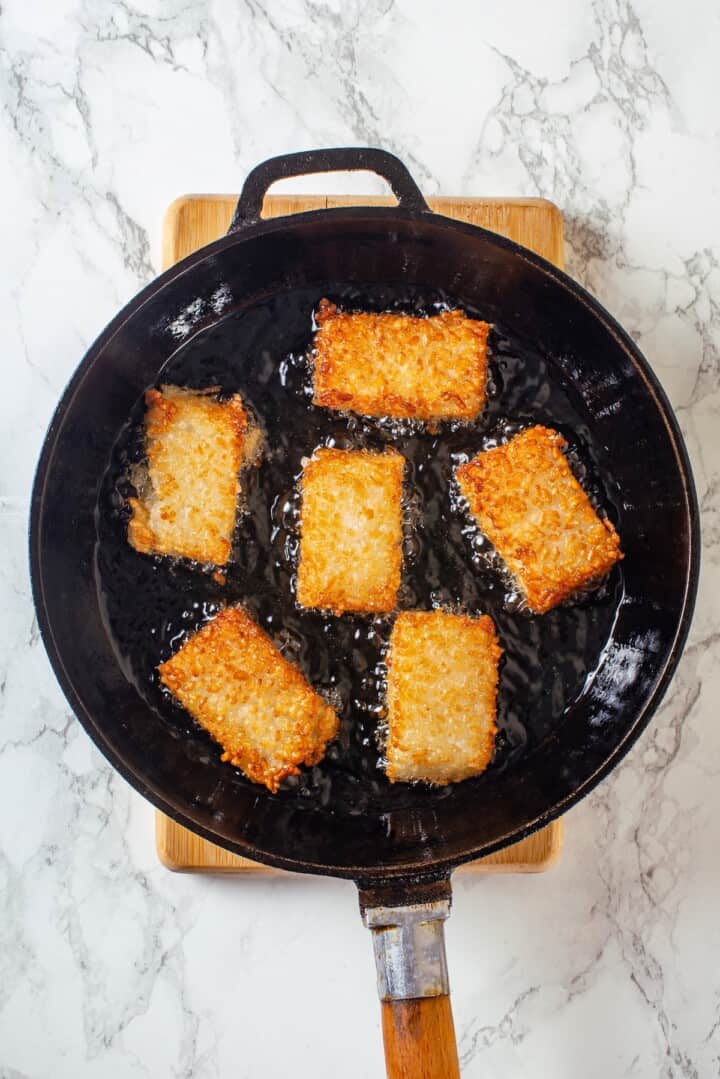 Frying crispy rice cakes in oil