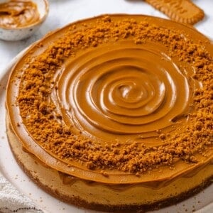 Biscoff cheesecake on cake plate.