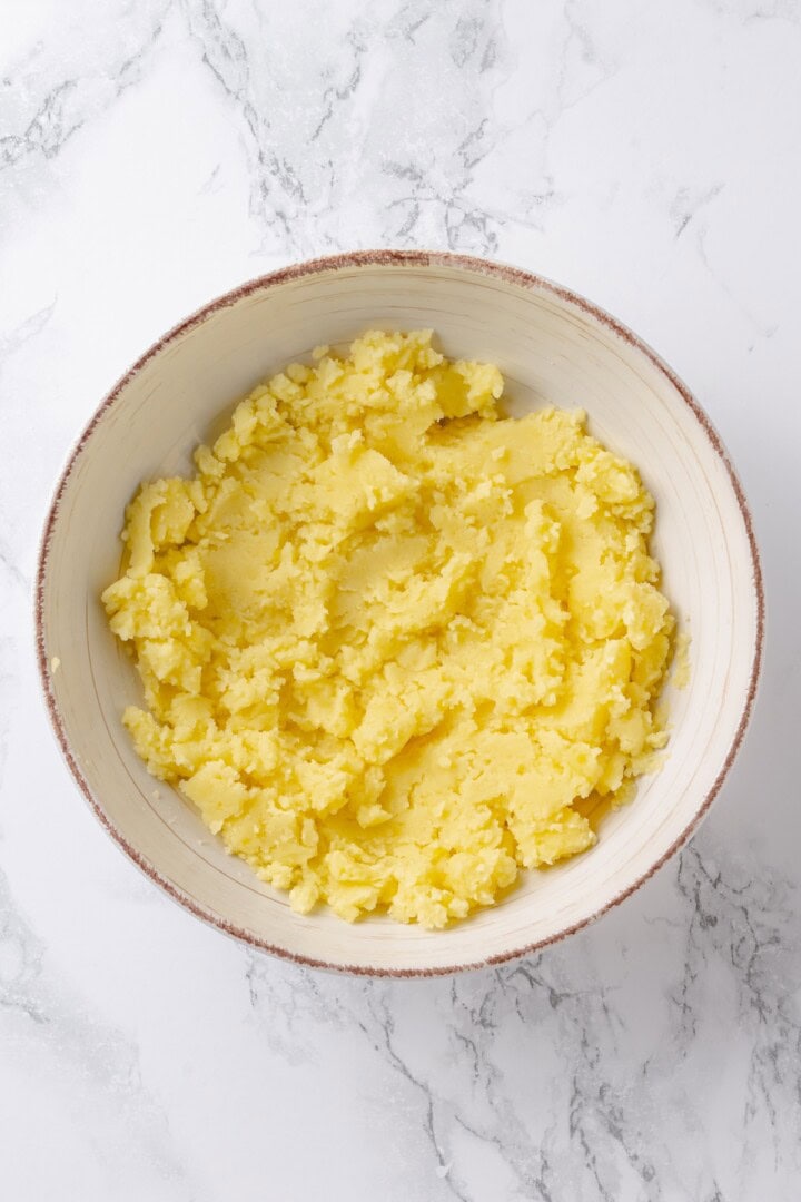 Mashed potatoes in bowl. - 9