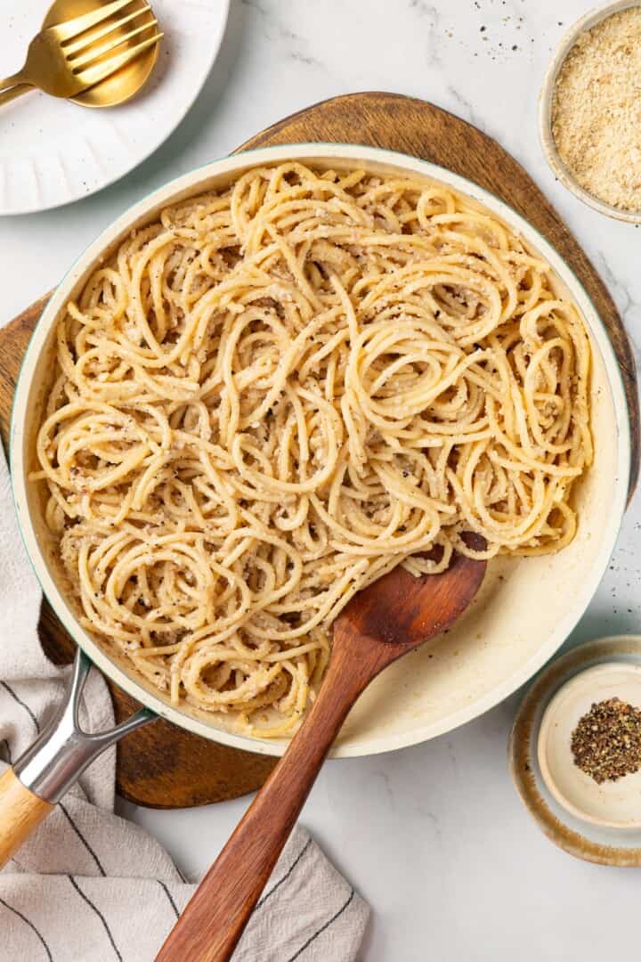 Skillet of vegan cacio e pepe.