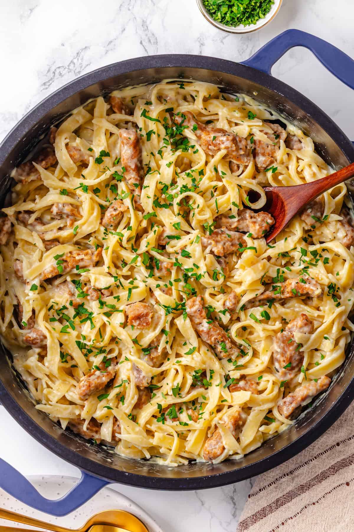 This vegan “chicken” Alfredo recipe is made with budget-friendly soy curls to replace the meat. It’s rich, garlicky and creamy. So good! Skillet of soy curl chicken alfredo.