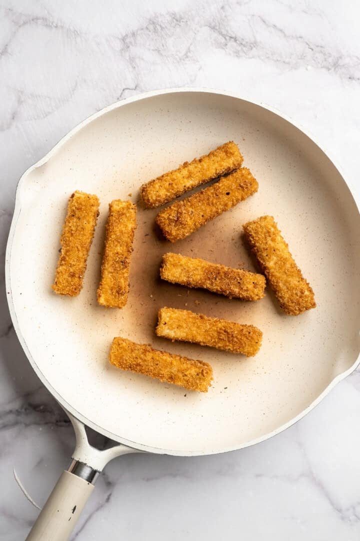 This tofu salad, topped with Cajun fried tofu and creamy, tangy-sweet dressing, is just as good as TGI Friday's version. And it's vegan! Pan frying tofu strips coated in Cajun-seasoned panko.