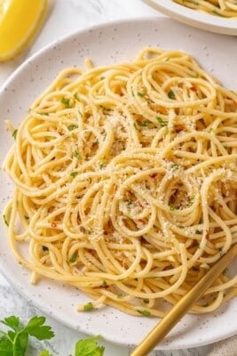 A plateful of spaghetti aglio e olio.