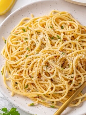 A plateful of spaghetti aglio e olio.