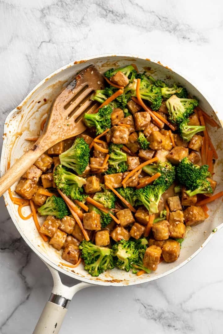 This 35-minute tempeh stir fry combines crispy golden tempeh, tender veggies, and a creamy, savoury-sweet Thai-style peanut sauce. Stir frying crispy tempeh and veggies in Thai peanut sauce.