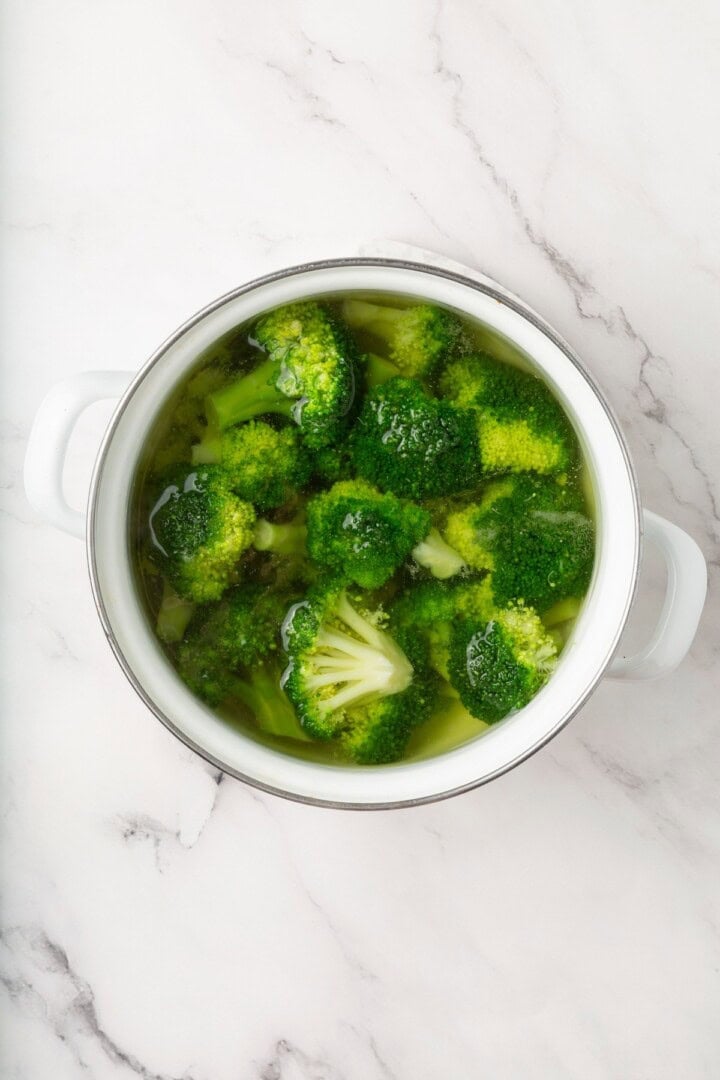 Cheesy vegan smashed broccoli is the perfect way to mix up your veggie routine. Served with a creamy garlic sauce, it's sure to impress. Boiling broccoli florets.