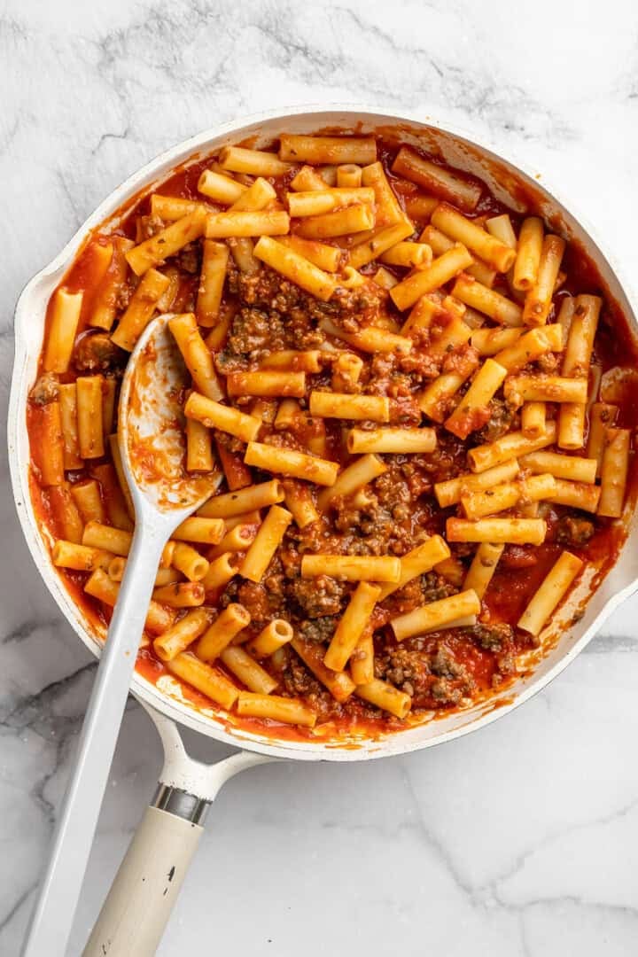 Vegan baked ziti, with its al dente noodles, savoury marinara sauce, and gooey cheese, married together bite after bite, is true comfort food. Cooked ziti and vegan ground meat alternative folded into marinara sauce.