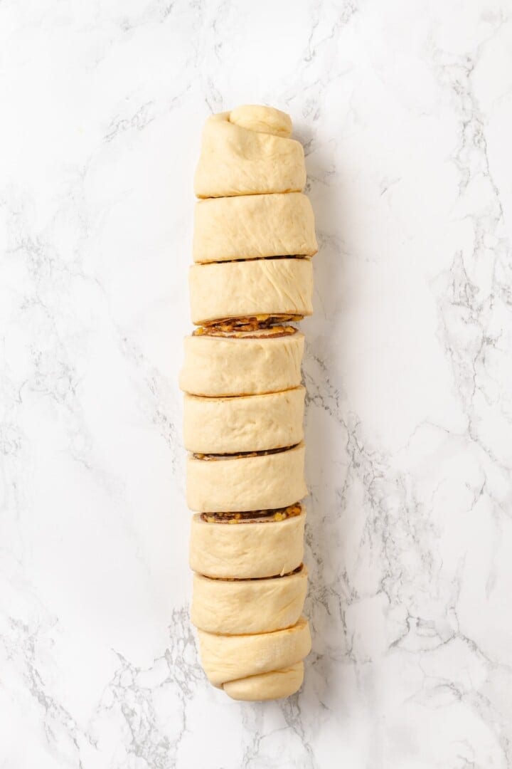 Fabulously fluffy, filled with soft, cinnamony apples, and topped with cream cheese frosting, you need these apple cinnamon rolls now. A log of cinnamon roll dough filled with cinnamon-sugar butter and cooked apples, cut into 9 rolls.