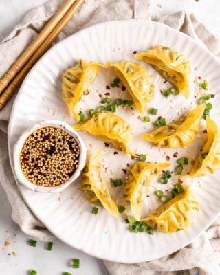 The best Vegan Potstickers! 🥟🥟🥟 My version of vegan potstickers has a savory tofu and veggie filling, and it’s paired with a sweet ginger sauce for dipping. 🤩I'll show you how to make them with simple step by step instructions 😊️🥰
⠀⠀⠀⠀⠀⠀⠀⠀⠀
Find the full recipe up on the blog! https://jessicainthekitchen.com/chinese-dumplings-potstickers/ 
⠀⠀⠀⠀⠀⠀⠀⠀⠀
#vegan #veganaf #veganfood #plantbased #foodie #dairyfree #veganmeals #bestofvegan #easyrecipes  #vegancommunity #veganfood #whatveganseat #veganrecipes #healthyrecipes #comfortfood #vegancomfortfood #easyveganrecipe #govegan #vegandinner #veganpotstickers #vegandumplings