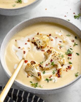 Roasted Cauliflower Soup 😍🤤 This delicious soup only uses a handful of ingredients, but it’s still super creamy and flavourful! Even better, it’s perfect for a quick and easy weeknight dinner. 🥰 Try it out for yourself and let me know what you think! 😊️
⠀⠀⠀⠀⠀⠀⠀⠀⠀
Full recipe on the blog! https://jessicainthekitchen.com/roasted-cauliflower-soup-blender/
⠀⠀⠀⠀⠀⠀⠀⠀⠀
 #vegan #veganaf #veganfood #plantbased #foodie #dairyfree #veganmeals #bestofvegan #easyrecipes  #vegancommunity #veganfood #whatveganseat #veganrecipes #healthyrecipes #comfortfood #vegancomfortfood #easyveganrecipe #govegan #vegandinner