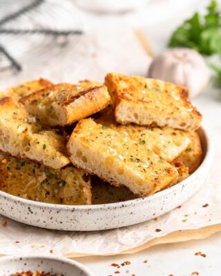 NEW on the blog! Vegan Roasted Garlic bread 🥖🥖🥖 Garlic bread is always good, but making it with buttery, caramelised roasted garlic takes it to the next level. 🤤 This vegan Roasted Garlic Bread is going to be your new go-to pairing for all your favourite pasta dishes! 😍
⠀⠀⠀⠀⠀⠀⠀⠀⠀
Full recipe on the blog! https://jessicainthekitchen.com/roasted-garlic-bread/
⠀⠀⠀⠀⠀⠀⠀⠀⠀
#vegan #veganaf #veganfood #plantbased #foodie #dairyfree #veganmeals #bestofvegan #easyrecipes  #vegancommunity #veganfood #whatveganseat #veganrecipes #healthyrecipes #comfortfood #vegancomfortfood #easyveganrecipe #govegan #vegandinner