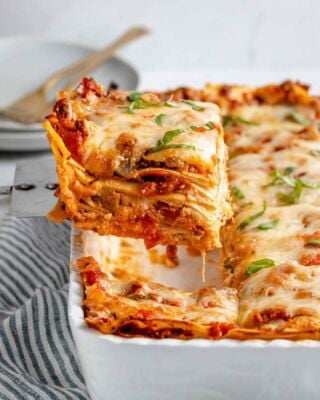 The Best Vegan Lasagna 🤤😍 This recipe is the absolute best, and it’s also a delicious high-protein pasta dinner! It’s such an ultimate cheesy comfort food dish that’s perfect for both the holidays and regular weeknights! Give it a try and let me know what you think 🥰🥰🥰
⠀⠀⠀⠀⠀⠀⠀⠀⠀
Full recipe on the blog! https://jessicainthekitchen.com/best-vegan-lasagna-recipe/ 
⠀⠀⠀⠀⠀⠀⠀⠀⠀
#vegan #veganaf #veganfood #plantbased #foodie #dairyfree #veganmeals #bestofvegan #easyrecipes  #vegancommunity #veganfood #whatveganseat #veganrecipes #healthyrecipes #comfortfood #vegancomfortfood #easyveganrecipe #govegan #vegandinner #veganlasagna